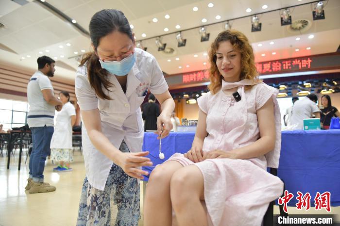 在皖外国留学生体验中医药文化