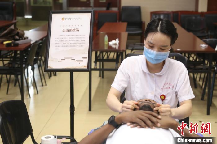 在皖外国留学生体验中医药文化