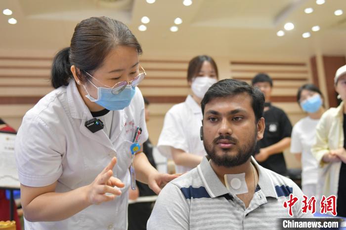 在皖外国留学生体验中医药文化