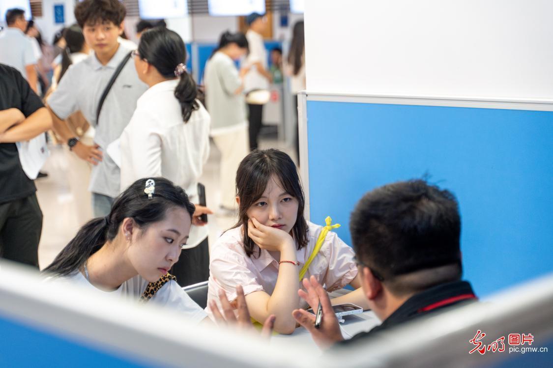 【职引未来】为青春护航 各地促就业再加力 【职引未来】为青春护航 各地促就业再加力