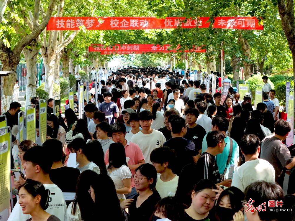 【职引未来】为青春护航 各地促就业再加力 【职引未来】为青春护航 各地促就业再加力