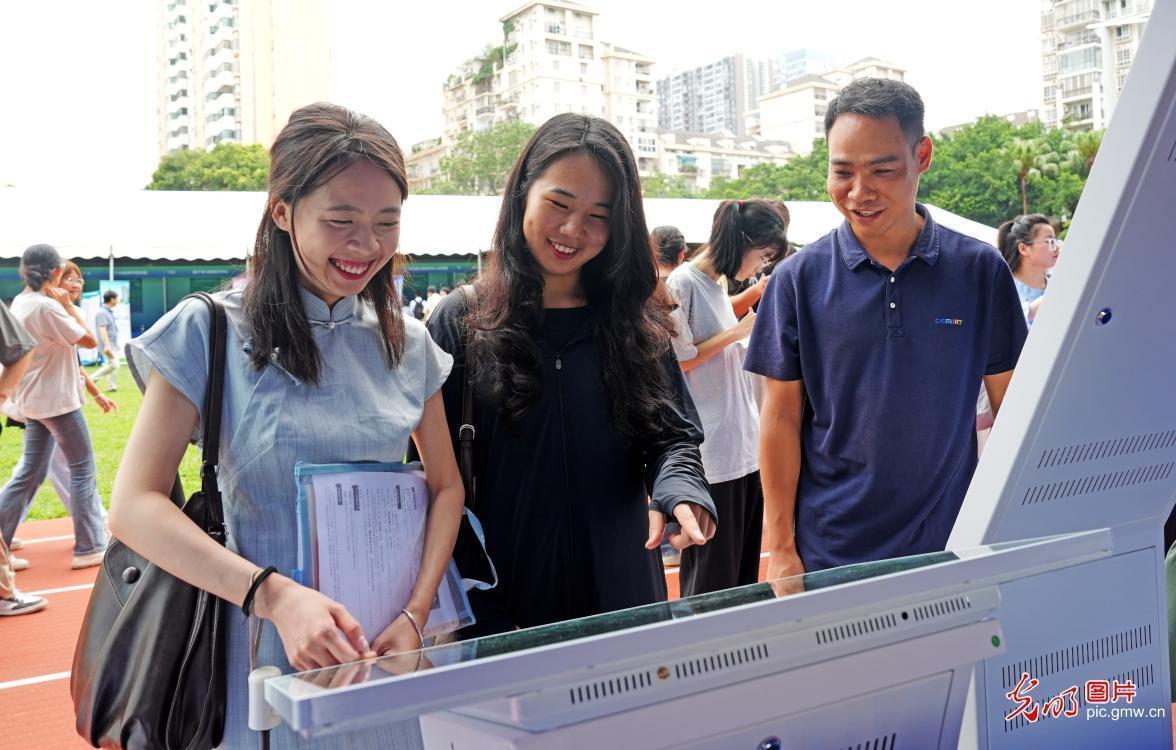 【职引未来】为青春护航 各地促就业再加力 【职引未来】为青春护航 各地促就业再加力