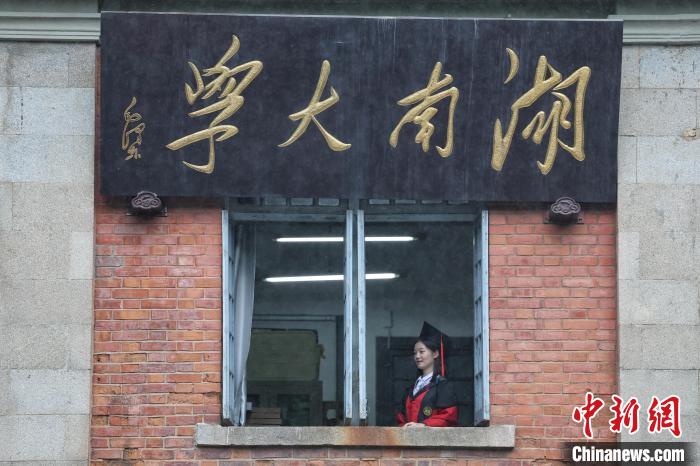 又是一年毕业季湖南大学生校园拍毕业照留念