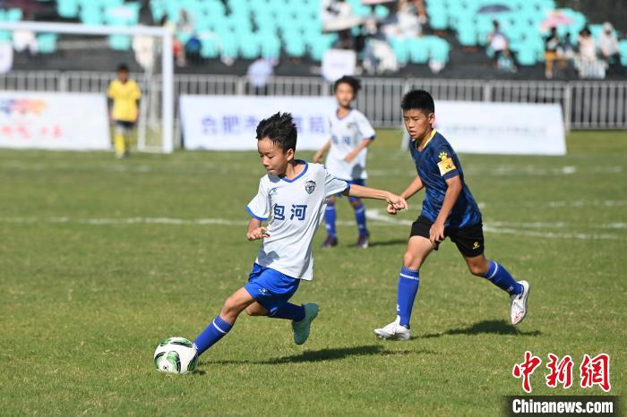 安徽合肥:足球小将逐梦绿茵度暑期