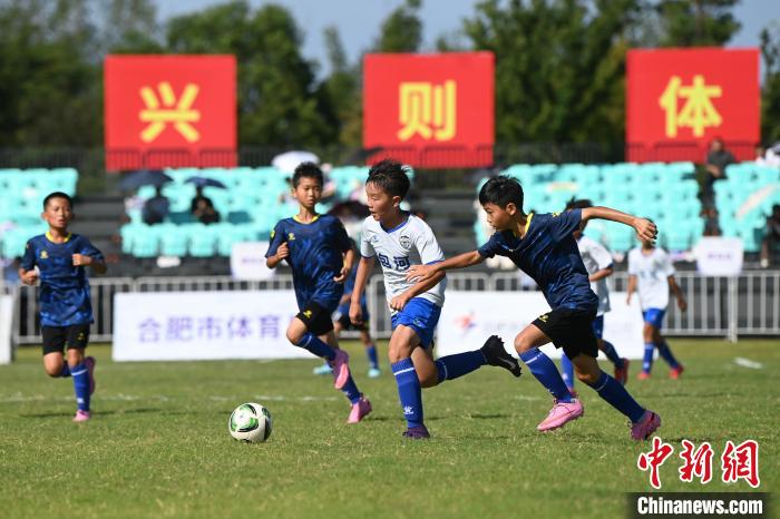 安徽合肥:足球小将逐梦绿茵度暑期