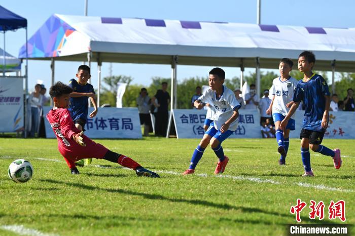 安徽合肥:足球小将逐梦绿茵度暑期