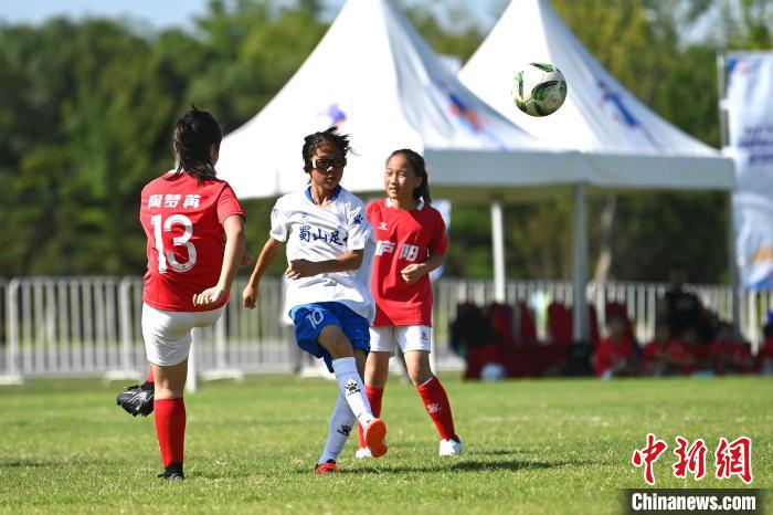 安徽合肥:足球小将逐梦绿茵度暑期