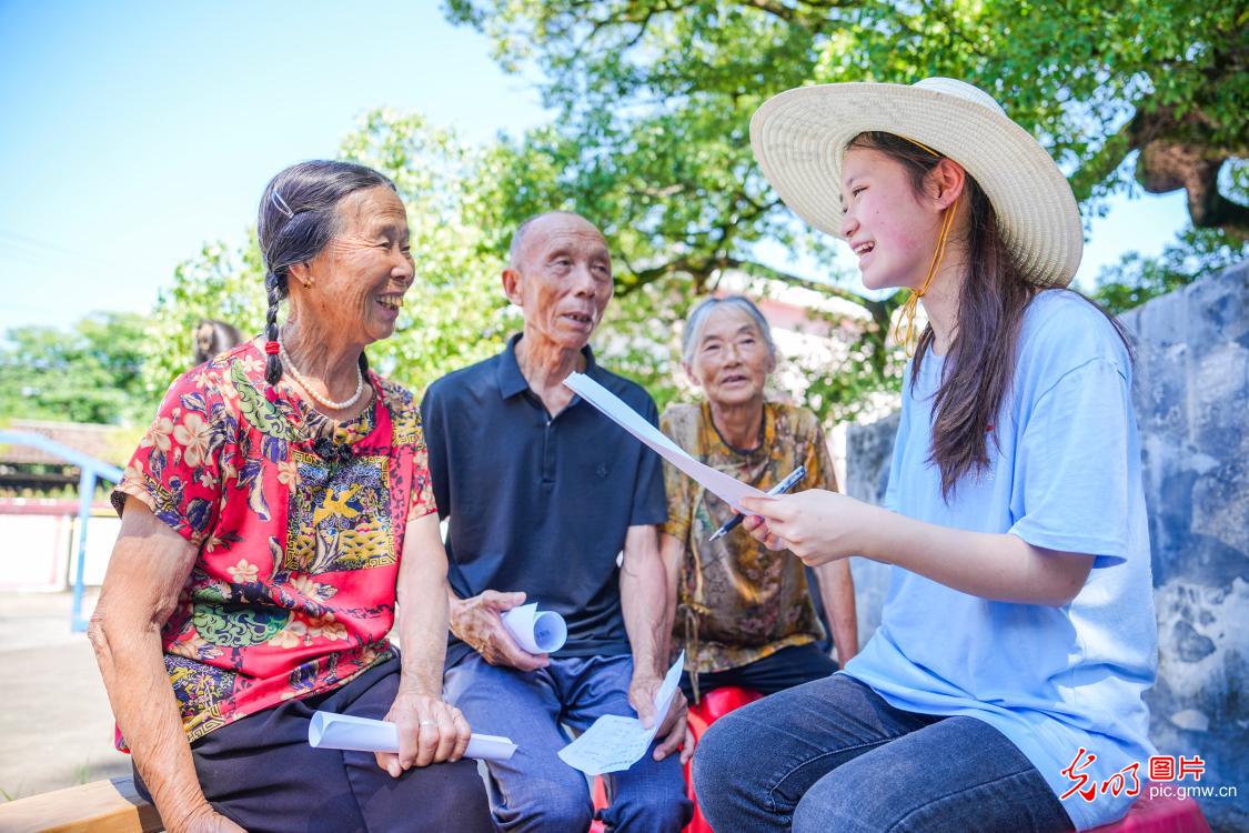 直播助农、健康义诊、扮靓街巷……青年学子暑期返乡服务桑梓