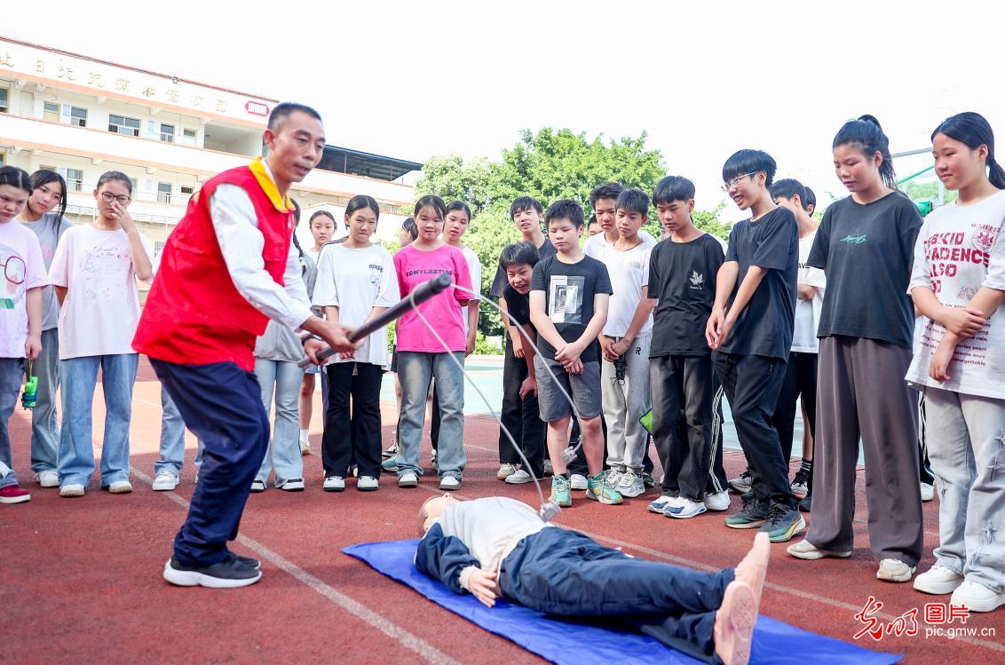 “暑期安全课”为青少年假期筑牢安全防线