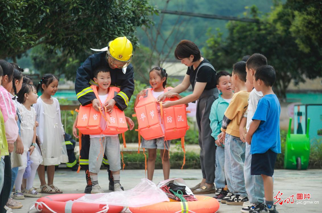 “暑期安全课”为青少年假期筑牢安全防线
