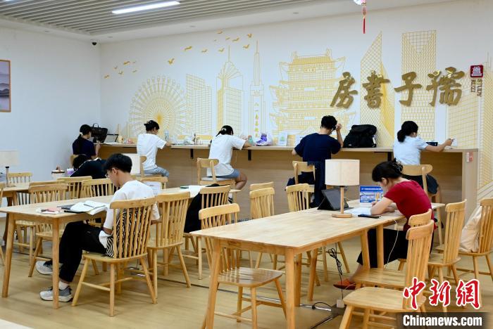 探访江西南昌首家“地铁里的书房” 探访江西南昌首家“地铁里的书房”