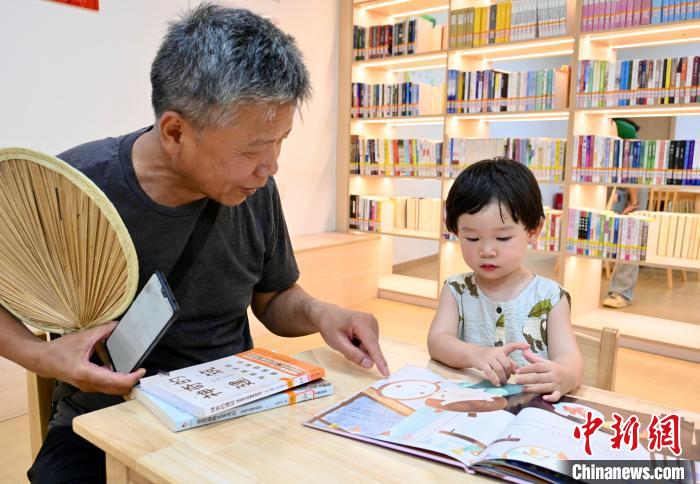 探访江西南昌首家“地铁里的书房”