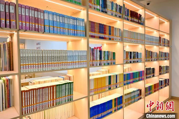 探访江西南昌首家“地铁里的书房”