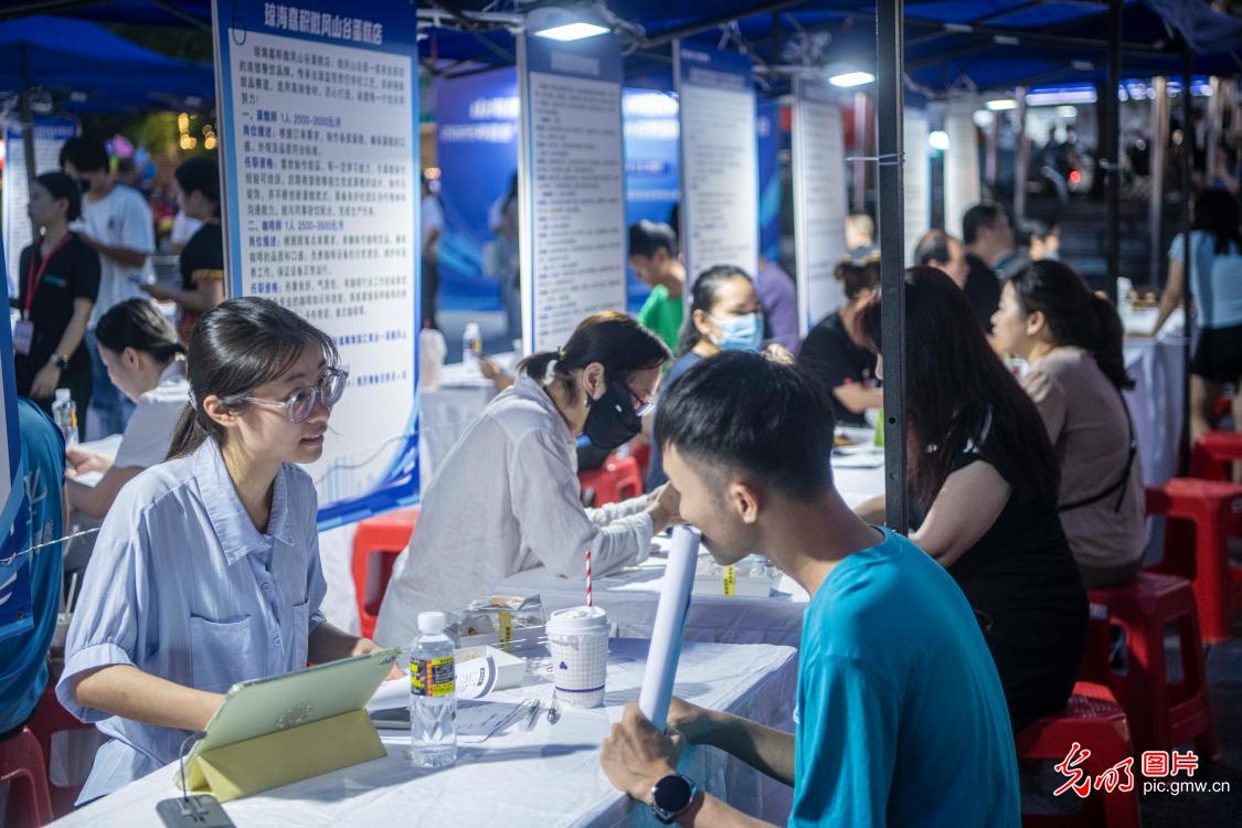 【职引未来】全国各地护航青年就业：离校“不断线” 服务再加力