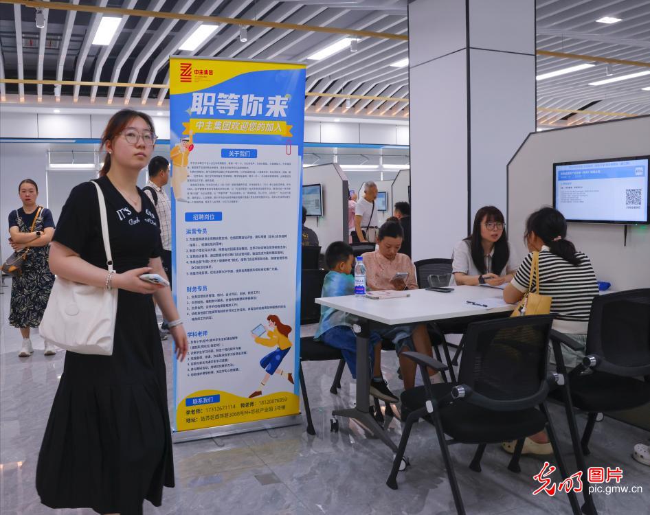 【职引未来】全国各地护航青年就业：离校“不断线” 服务再加力