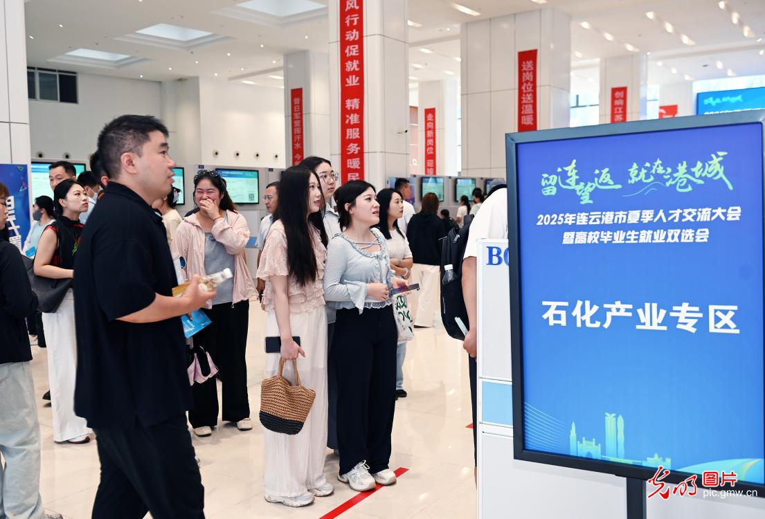 【职引未来】全国各地护航青年就业：离校“不断线” 服务再加力