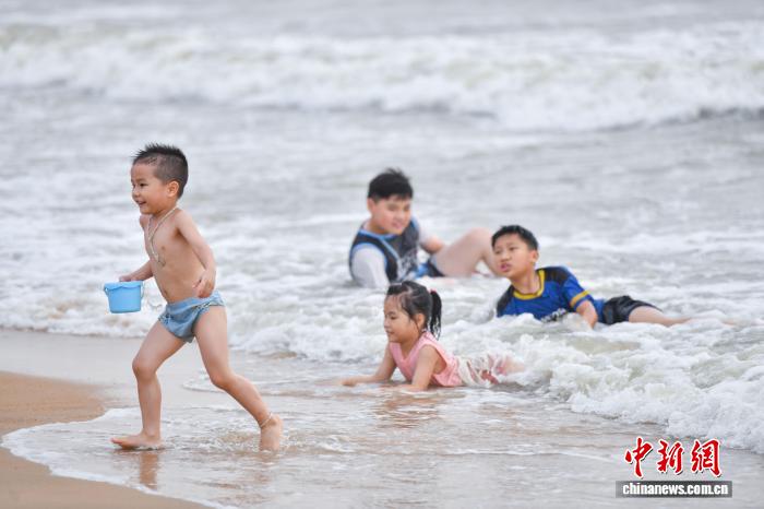 海南海口:孩童暑期踏浪享清凉 海南海口:孩童暑期踏浪享清凉