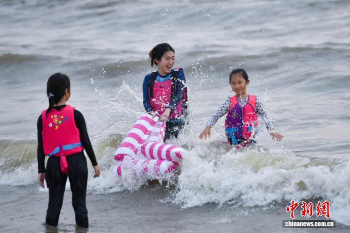 海南海口:孩童暑期踏浪享清凉