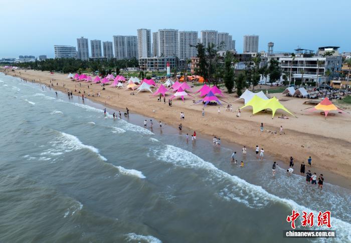 海南海口:孩童暑期踏浪享清凉