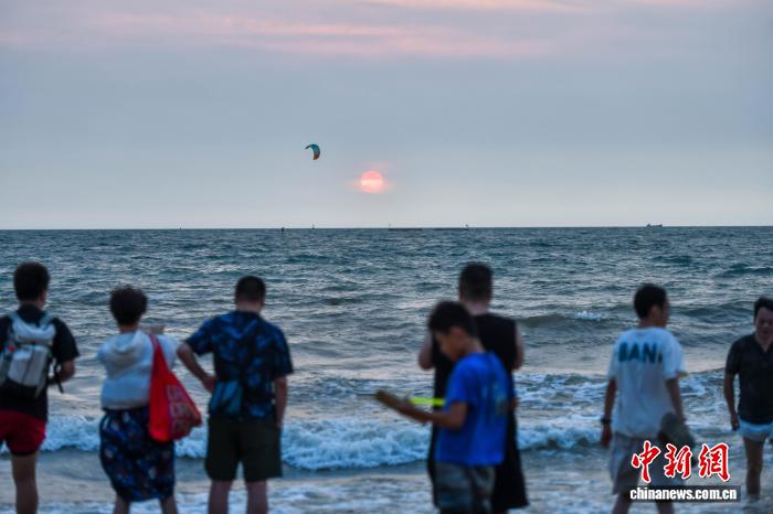 海南海口:孩童暑期踏浪享清凉