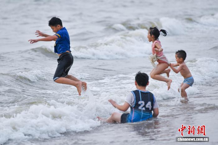 海南海口:孩童暑期踏浪享清凉