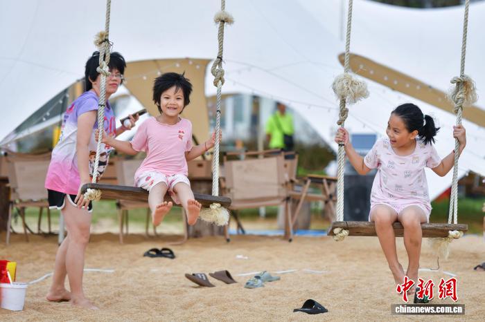 海南海口:孩童暑期踏浪享清凉
