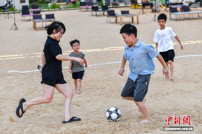 海南海口:孩童暑期踏浪享清凉