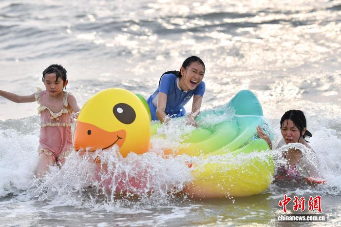 海南海口:孩童暑期踏浪享清凉