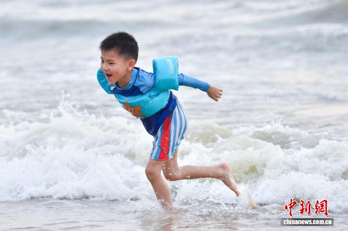 海南海口:孩童暑期踏浪享清凉