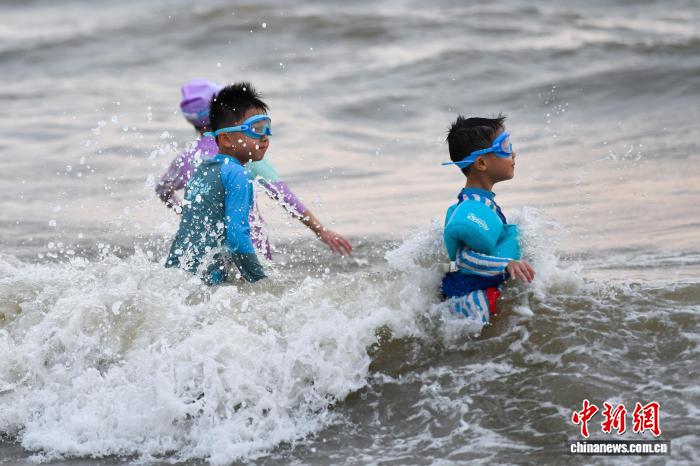 海南海口:孩童暑期踏浪享清凉