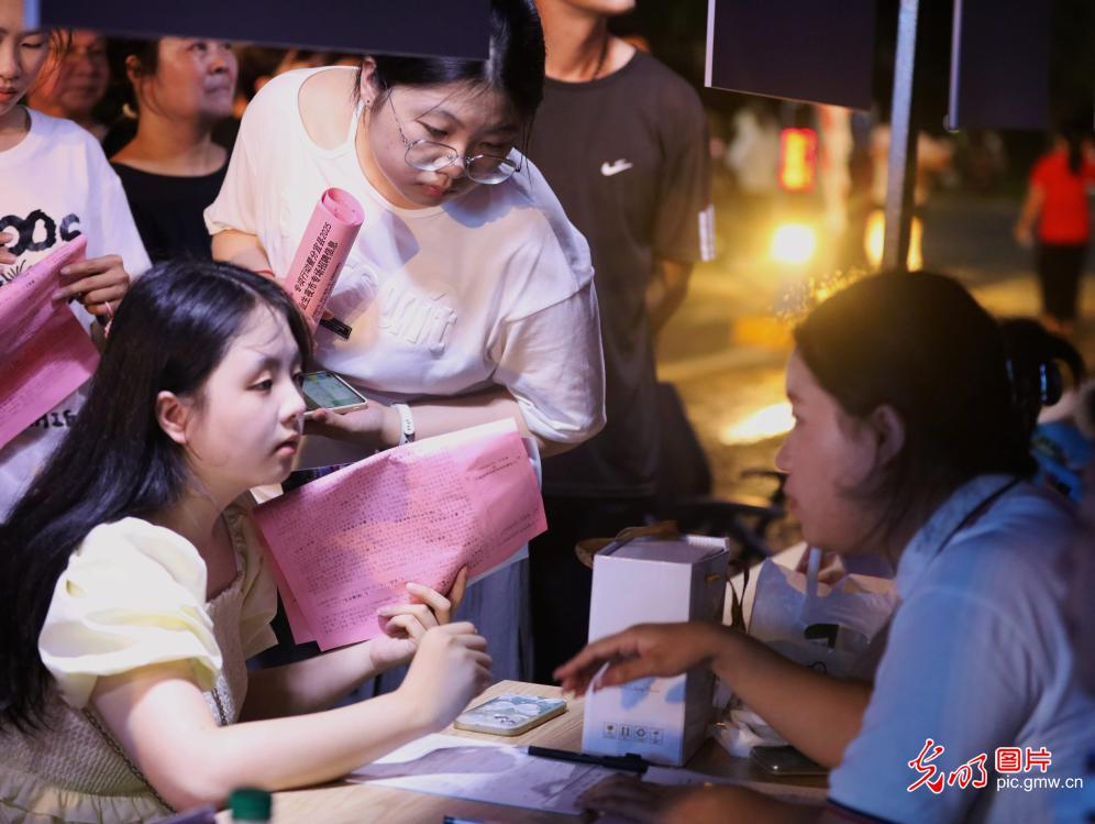 【职引未来】全国各地护航青年就业：离校“不断线” 服务再加力