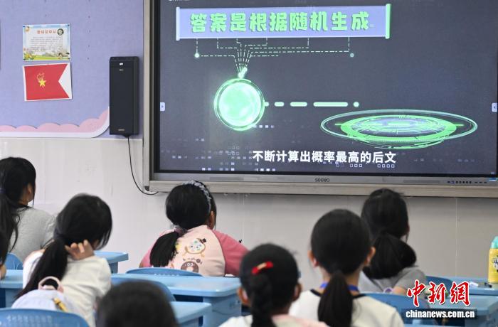 浙江杭州：AI体验丰富孩童暑期生活