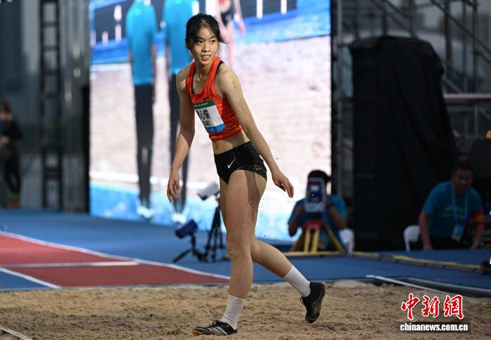 全国青少年田径运动会:女子跳远黄心愉夺冠