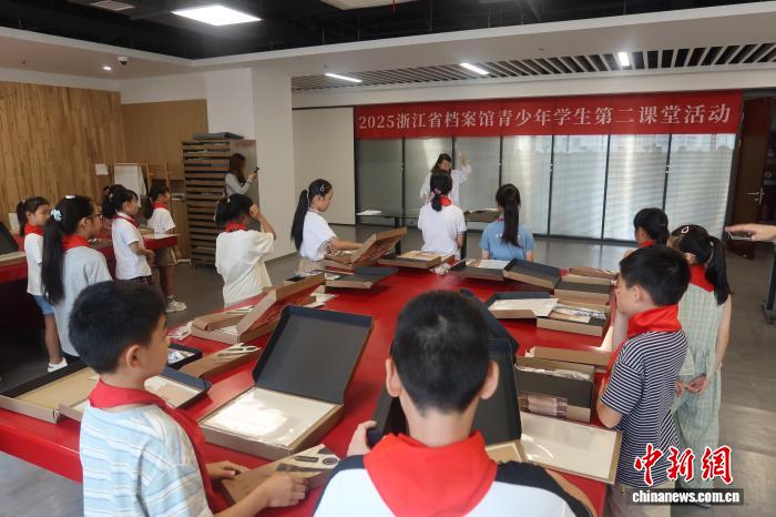 浙江青少年化身“档案医生”指尖“复活”历史记忆