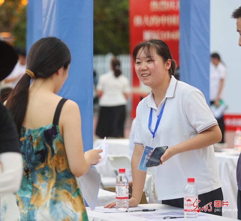 【职引未来】各地聚力攻坚挖潜拓岗 护航高校毕业生求职路 【职引未来】各地聚力攻坚挖潜拓岗 护航高校毕业生求职路