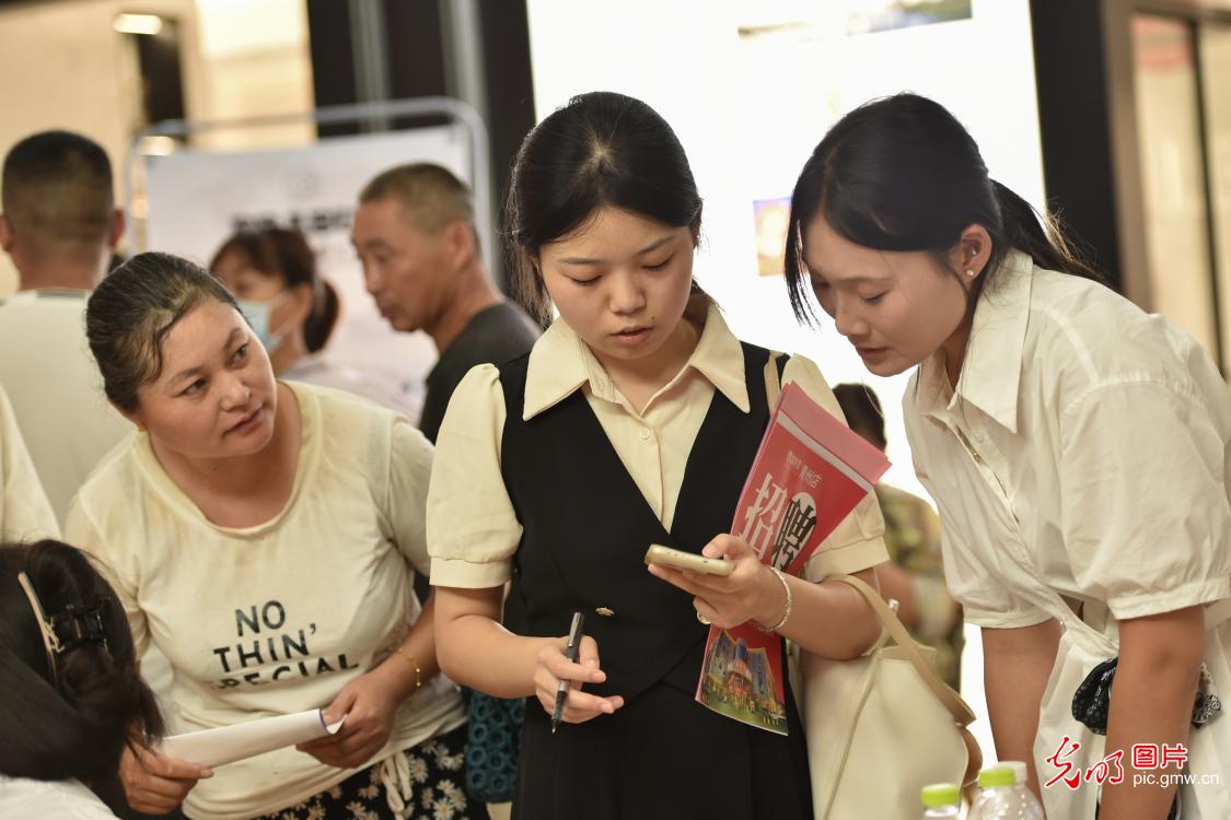【职引未来】各地聚力攻坚挖潜拓岗 护航高校毕业生求职路 【职引未来】各地聚力攻坚挖潜拓岗 护航高校毕业生求职路