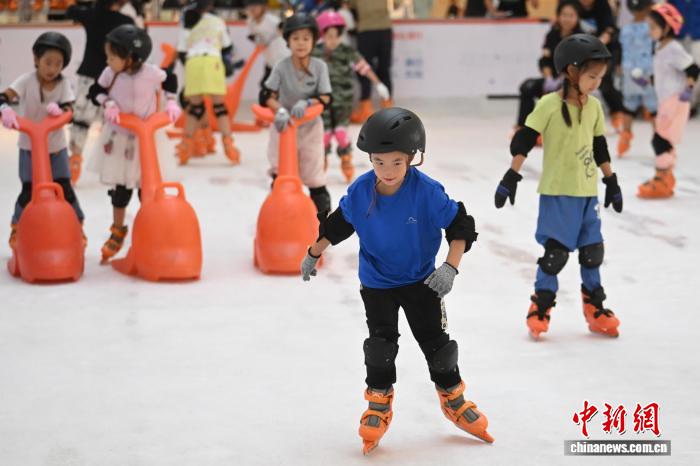 南京“秋老虎”发威 青少年冰面撒欢 南京“秋老虎”发威青少年冰面撒欢