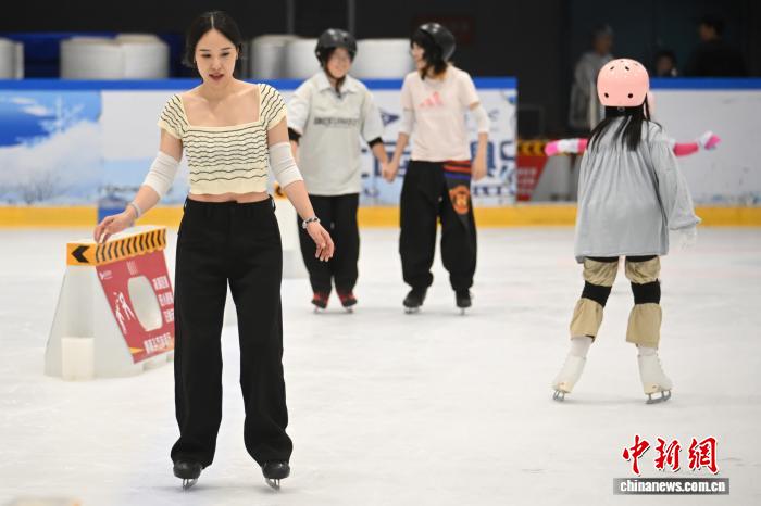 南京“秋老虎”发威 青少年冰面撒欢