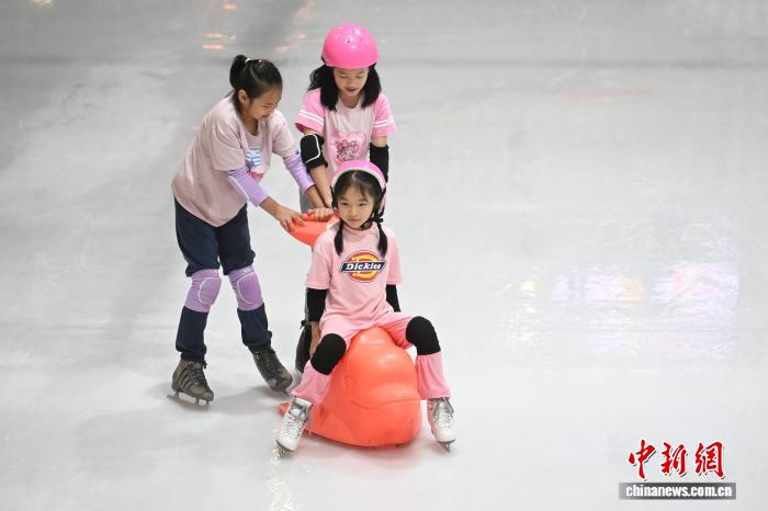 南京“秋老虎”发威 青少年冰面撒欢