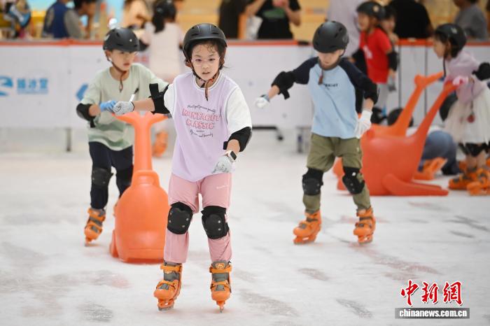 南京“秋老虎”发威 青少年冰面撒欢