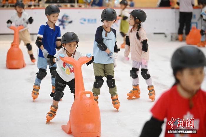 南京“秋老虎”发威 青少年冰面撒欢