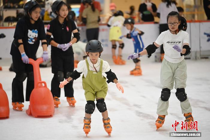 南京“秋老虎”发威 青少年冰面撒欢