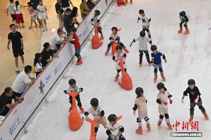 南京“秋老虎”发威 青少年冰面撒欢