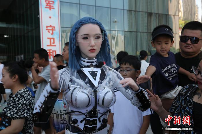 甘肃启幕航天重器展 游客沉浸体验“大国科技公开课”