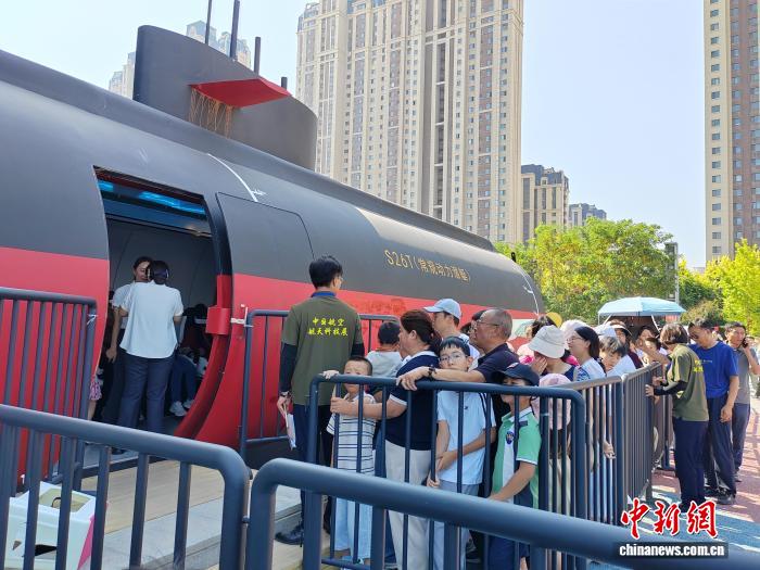 甘肃启幕航天重器展 游客沉浸体验“大国科技公开课”