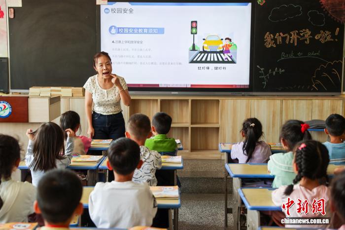 青海西宁:中小学生上好开学第一课