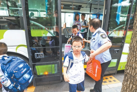 北京:通学公交车首次开进校园