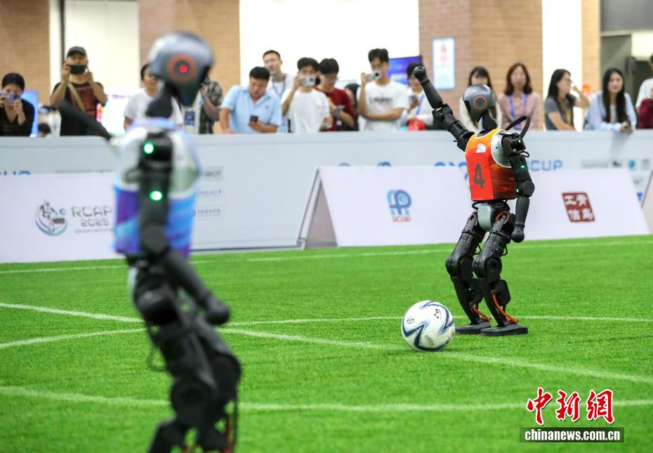 山东青岛:多国机器人同台竞技 山东青岛:多国机器人同台竞技