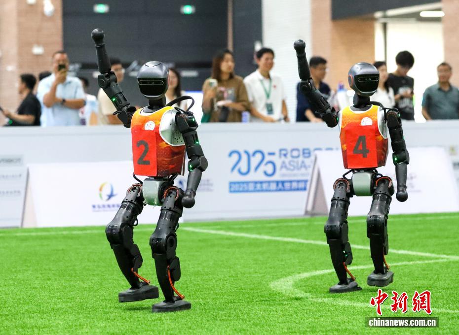 山东青岛：多国机器人同台竞技