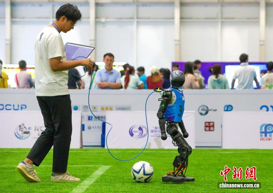 山东青岛:多国机器人同台竞技 山东青岛:多国机器人同台竞技